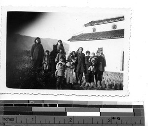 A Maryknoll Sister with women and children at Dongshi, China, 1939