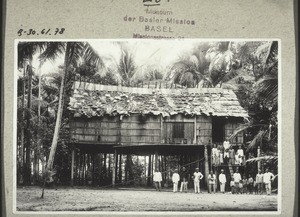 Haus oberhalb Sampit. Wände u. Dach aus Baumrinde