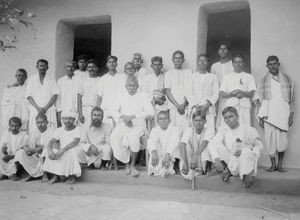 Nordindien. Pastor Jalpa Soren i Narayanpur, Malda og medarbejdere i skole og mission, ca. 1928