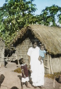 Mother and children at Bankat, Motihari, India, ca. 1925