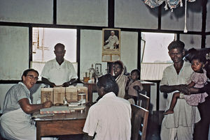 NELC, Haraputa, Assam, Nordindien. DSM missionær Elisabeth Krohn/Lis Krohn behandler patienter på klinikken, juli 1965
