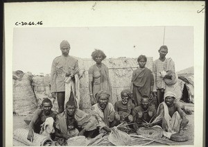 Mattenflechten aus den Blättern der Phönixpalme. Indien