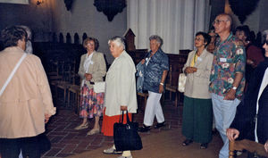 Deltagere fra Haderslev Genbrugs kursus på udflugt til en kirke, 1999