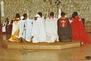 ELCT, Nordveststiftet, Tanzania. Fra bispevielsen af dr.theol. Samson Mushemba i Bukoba Domkirke, 16. december 1984. Alle ELCT biskopper ved alteret. (Samson Mushemba var biskop i Nordveststiftet, 1984-2000 samt præsident for ELCT, 1992-2007)