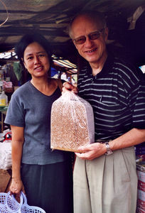 Stammefolk er storrygende. Jørgen Nørgaard Pedersen forsyner sig med souvenirer. 2001