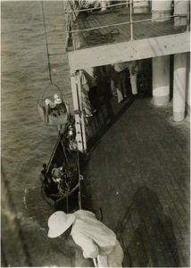 Landing of the passengers of a boat, in Cameroon