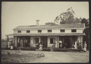 Eigenes Häuschen auf den Blauen Bergen in Kotagiri, in der Mitte Ehepaar Müller, re. und li. Herr Kühner, sowie Frau Kühner mit Heini