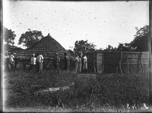 Construction of a hut, Antioka, Mozambique, ca. 1916-1930