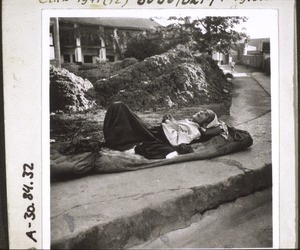 An old man abandoned in the hospital by his sons, who are opium addicts