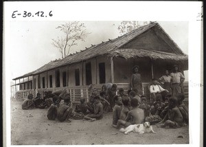 Missionshäuschen in Sakbayeme bei Edea (Kamerun) mit Nebengebäude