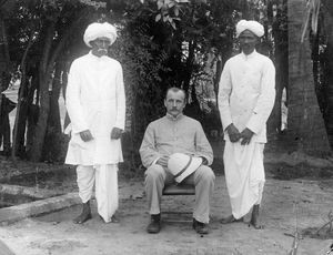 Missionary Erik Valdemar Goetzsche med evangelists Vedakan and Njanaprakasam at Nellikuppam ca