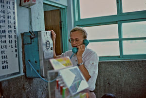 Missionær og lærer Kaj Oluf Jensen på Kaohsiung Kristne Industricenter, Taiwan, hvor han fik sit arbejde fra 1979-83. (Kaj og Bente Jensen var udsendt af DMS til Taiwan Lutherske Kirke/TLC, 1975-83)