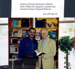 Lederen af Family Bookshop i Bahrain Samy Nathan (fra Egypten) i samtale med Vicegeneralsekretær Jørgen Nørgaard Pedersen, 2002