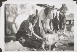 So badet man ein Baby in Indien