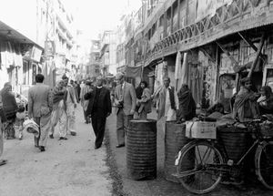 Formand i DMS, biskop Thorkild Græsholt med den lokale biskop Khair Ul Din, i basaren, Peshawar, Pakistan