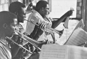 ELCT, Nordveststiftet, Tanzania. Studerende fra Ruhija Musikskole, REA. (Foto fra 1991, hvor volontører Berit Poulsen og Johannes Konstantin Neergaard var udsendt af DMS til musikskolen)