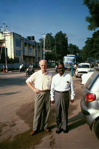 Daniel Jeyakumar sammen med Vicegeneralsekretær Jørgen Nørgaard Pedersen foran Gurulkul College i Madras, Chennai, Indien