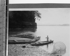 Man near fishing net, Leshan, Sichuan, China ca.1915-1925