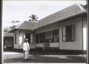 Schülerinternat i. Bandjermasin: Wohnhaus v. hinten mit d. Baumeister Hadji Kutui