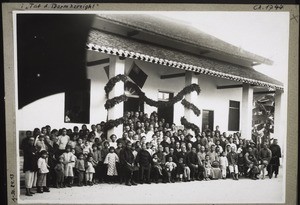 Dedication of the hall for prayers in the hospital in Kayin 1930: those present in front of the chapel