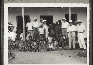 Miss. Schäfer m. Frau, einigen Angestellten der U.T.C. u. eingebornen vor dem Misionshaus in Pamu (1931)