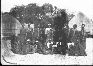 Group of African women and children in front of huts, Ricatla, Mozambique, ca. 1896-1911