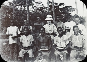 Mrs Ellery with men and boys, Congo, ca. 1910-1915