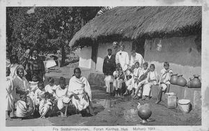 Santal Parganas, Nordindien. Postkort med tekst: "Fra Santalmissionen. Foran Kanhu's hus. Maharo 1911". (Kanhu vas den santalske stationsleder i Maharo)