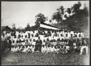 Pastor Isaak Mukonge. Am 14.August 1912 zum Pastor von den Gemeinden der Station Victoria geweiht. Pastor I.M. ist hier umgeben von dem christl. Gesangsverein 'Seraphim' in Bota bei Victoria