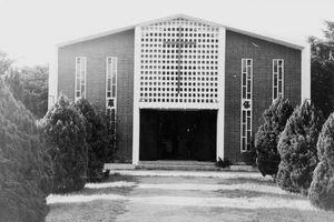 Den Lutherske Præsteskole i Taichung, Taiwan. St. Pauls Kirke. Kirken blev brugt til konferencer, sommermøder og lejre for studenter. Præsteskolen blev lukket i 1966. Der var flere missionærboliger på grunden