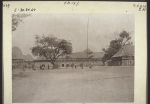 Der alte Königspalast in Bamum, rechts die Moschee