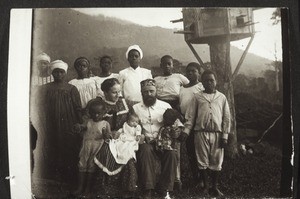 Miss. Spellenberg + Frau mit Kindern. Unsere Familie, Nyasoso März 1905