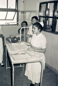 Tansen Mission Hospital i Nepal, 1990. En sygeplejestuderende i gang med klinisk undervisning på afdelingen