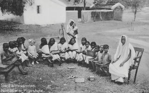 Malda, Nordindien. Nimarasai Pigeskole blev grundlagt i før 2. verdenskrig af Signe og Hans Peter Hansen Kampp. På grund af sundhedsproblemer med bl.a. malaria blev skolen flyttet til Eklakhi i 1945