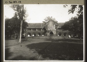 "High-School in Udapi. 1928. (D. Baum davor ist exotisch, afrikanisch.)