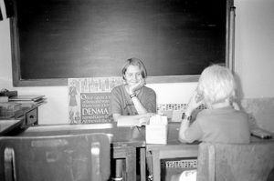 Kathmandu, Nepal, 1991. Stine Mundbjerg (datter af Annette og Niels Jacob Mundbjerg) sammen med en anden elev på Den Norske Skole