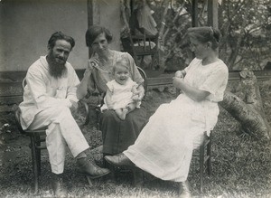 Group of PEMS missionaries in Do-Neva : Rev. and Mrs Pasteur, Miss Capt