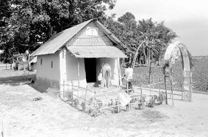 Fra en Kirkeindvielse i Bangladesh - foretaget af pastor Iver Viftrup. (Missionær i Bangladesh, 1972-84. Præsteordineret 1983. På besøg til jubilæet i DBLM, 1987. Foto: 1983-84 eller 1987)