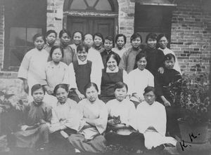 Kvindebibelskolen i Fenghwangcheng. Skolens lærerinder og de fleste elever samt Nanny Brostrøm. Efteråret, 1925