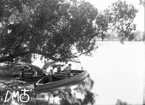 Flat-bottomed boat on the Incomáti, Antioka, Mozambique, ca. 1896-1911