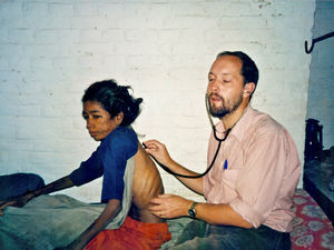 Fra et TB hospital i Nepal, 1995. Dr. Andrew John Cordell på arbejde. (Dr. Cordell arbejdede med TB patienter i INF-regi fra 1991-97)