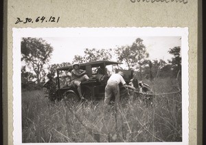 Auf der Fahrt v. Nwereme nach Bakundu. Schäfer's Auto, er selbst flickt vorn. Im Wagen sitzt Insp. Kellerhals, aussen Br. Ringwald