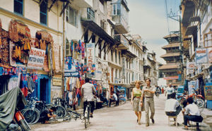 Unge fra Vesten i Kathmandus handelscenter, Nepal