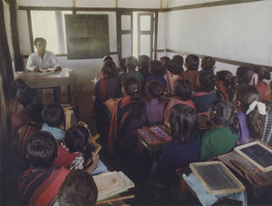 Assam, Nordindien. Mornai Tehave har egen skole med 470 elever og 13 lærere. (Foto 1990)