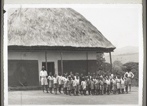 Englisch-Schule i. Kumbo (seit Jan. 1937) vor der Kirche