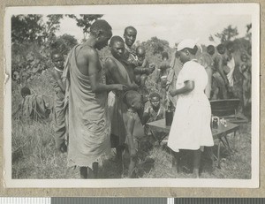 Patients filling prescriptions, Eastern province, Kenya, ca.1949