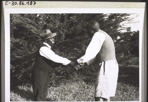 Evangelist John Fube u. Pfarrer Joh. Mösi begrüssen sich nach Landessitte