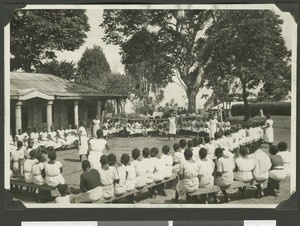 Girls playing tennikoit, Chogoria, Kenya, ca.1959