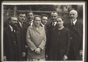 Before leaving. Rev. Ruff, Director Hartenstein, Räder, Rev. Kling, Rev. Kurtz, Rev. Bonsack, Mrs Ruff, Mrs Bonsack