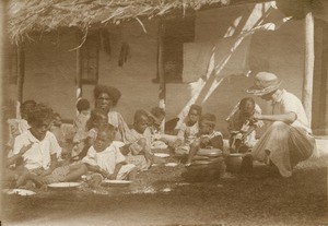 Meal time at the Health Center of Mona